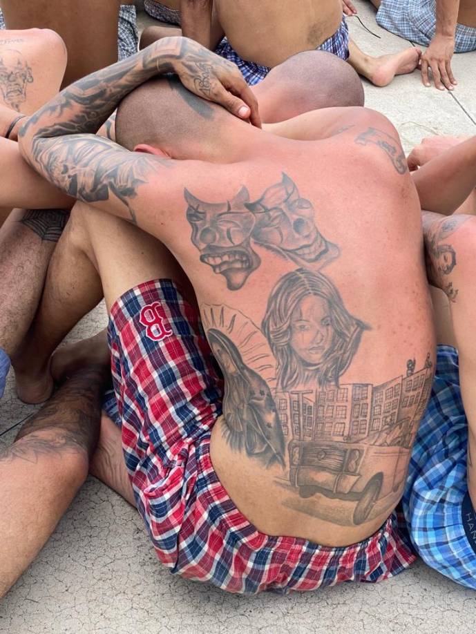 Los prisioneros fueron sentados en el piso bajo una rigurosa vigilancia de policías militares, en una operación algo similar a las ejecutadas en los centros penales de El Salvador, por instrucciones del presidente de ese país, Nayib Bukele.
