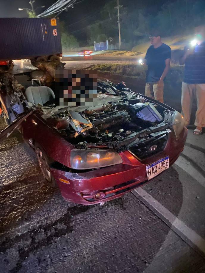 El turismo quedó destruido en su parte superior tras el impacto. 