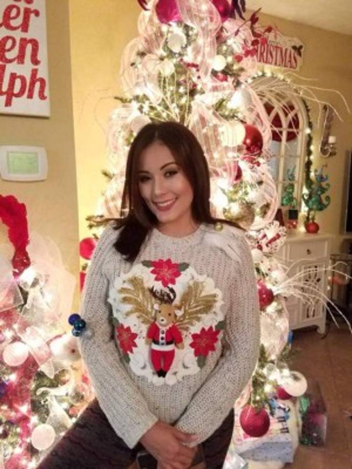 La presentadora Elsa Oseguera también compartió su foto junto al árbol de Navidad. <br/>'Deseo para todos mis amigos una Navidad donde no les falte el amor hacia Dios. Siempre quiero lo mejor para las personas que amo y así como renuevo mi amor hacia el hijo de Dios les sigo ofreciendo mi amistad sincera. <br/>Feliz navidad #ElsaLovers', escribió Oseguera en su Instagram.