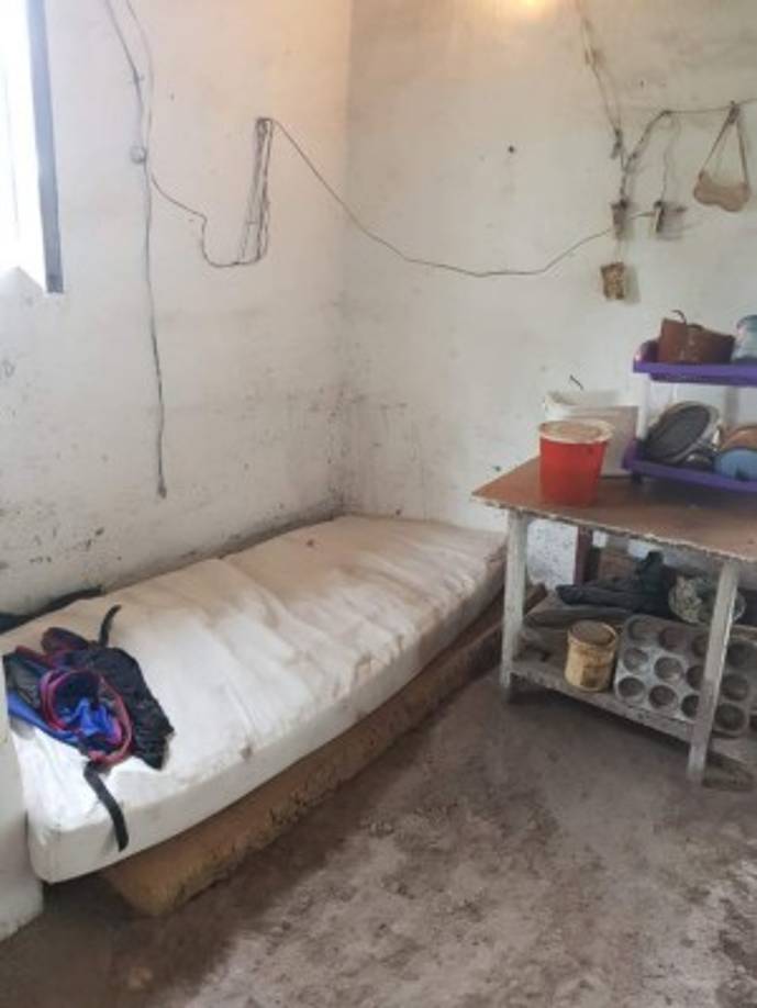 Las armas estaban en la cocina de la pequeña casa. Sobre el lugar en el que se enterraron las armas había una plancha de cemento y colchón para despistar.