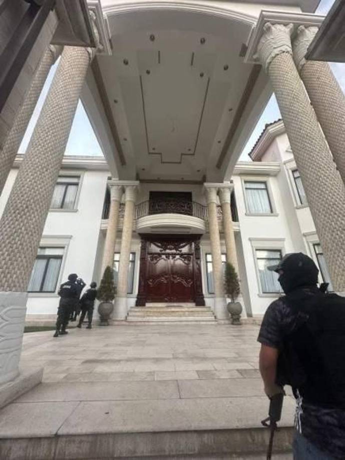 Según investigaciones de la DLCN, la opulencia, producto presuntamente de la narcoactividad, le permitió a Flores y a su hija irse a vivir a una suntuosa residencia en la exclusiva zona residencial Bugambilia, valorada en más de L30 millones después de vivir en la colonia Satélite.