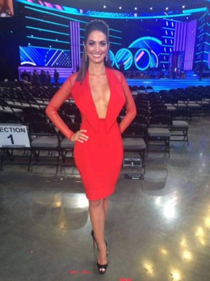 Erika Csiszer escogió un vestido rojo de Imme Collection en la alfombra azul de Premios Tu Mundo 2016.<br/>