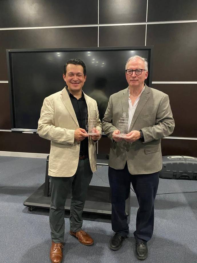 El médico y científico Eduardo Bueno junto al embriólogo Fredy Mejía quienes llevan siete embarazos más asistidos con Inteligencia Artificial en Honduras. Dos parejas son extranjera.