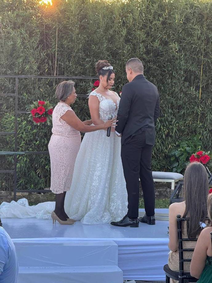 En varias de las fotografías que se han filtrado en las redes sociales se ha visto la alegría que embarga a la carismática presentadora Alejandra Rubio en la ceremonia de boda.