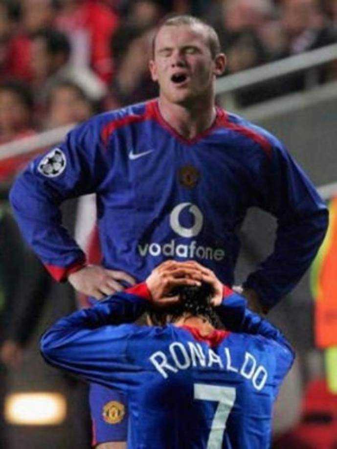 Cristiano Ronaldo que consolaba muy bien a Wayne Rooney en el Manchester United.