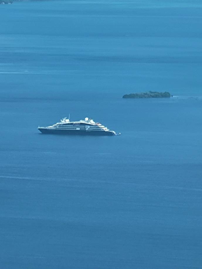 Desde lo alto se puede observar el yate Le Dumont-d’Urville que pertenece a una nueva generación de barcos dotados de equipamientos innovadores y diseñados para respetar el medio ambiente. 