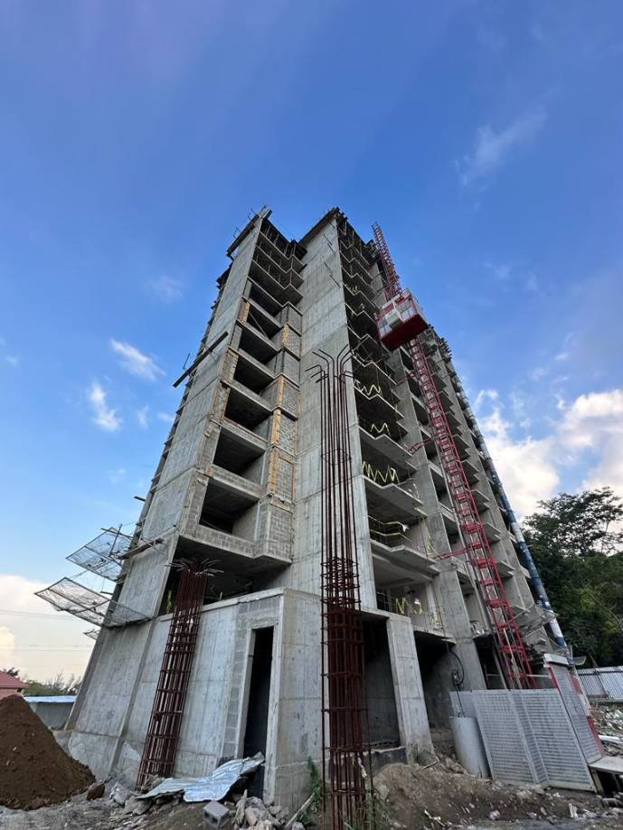 Entre los sitios de diversión de Viú figuran piscina, bar, gimnasio, sala para ver películas, patio de juegos, un centro de negocios y un restaurante en la terraza.
