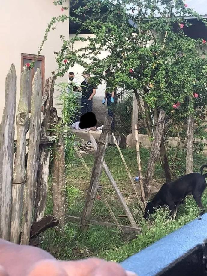 Según informes preliminares, el individuo llegó a la vivienda bajo los efectos del alcohol durante la madrugada de este viernes y exigió a su madre levantarse para que le hiciera comida, sin embargo, esta no atendió el llamado de su hijo, quien indiscriminadamente la atacó con un arma blanca, tipo machete, hasta quitarle la vida. 