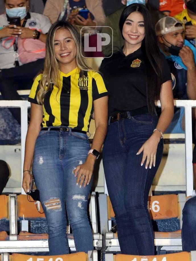 Dos hermosas aficionadas del Real España que cautivaron en el estadio Nacional.