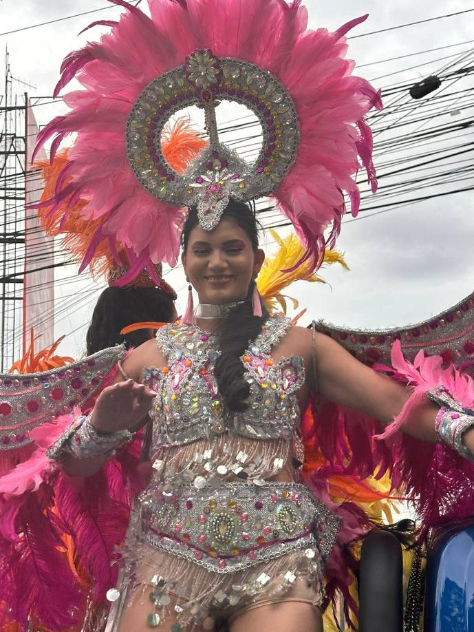  Las bailarinas visten trajes vibrantes y elaborados, a menudo inspirados en trajes tradicionales hondureños o en temas específicos de la carroza. 