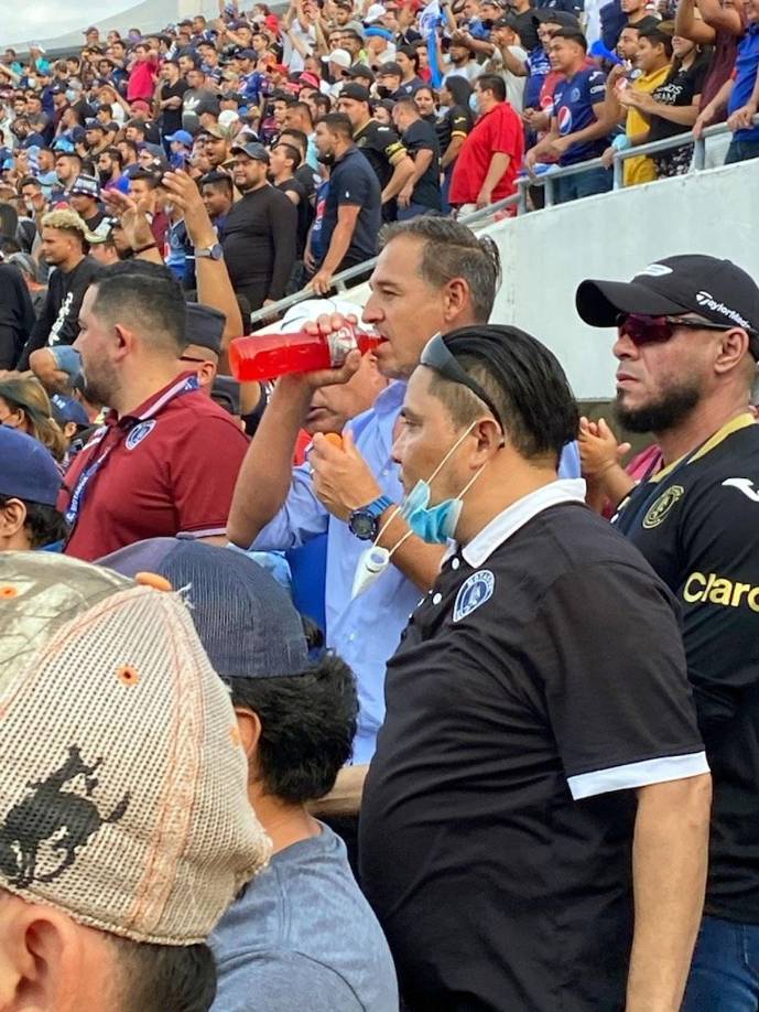 Así fue captado ‘La Tota‘ Medina tras su expulsión. El entrenador se ubicó en las gradas con los aficionados motagüenses.