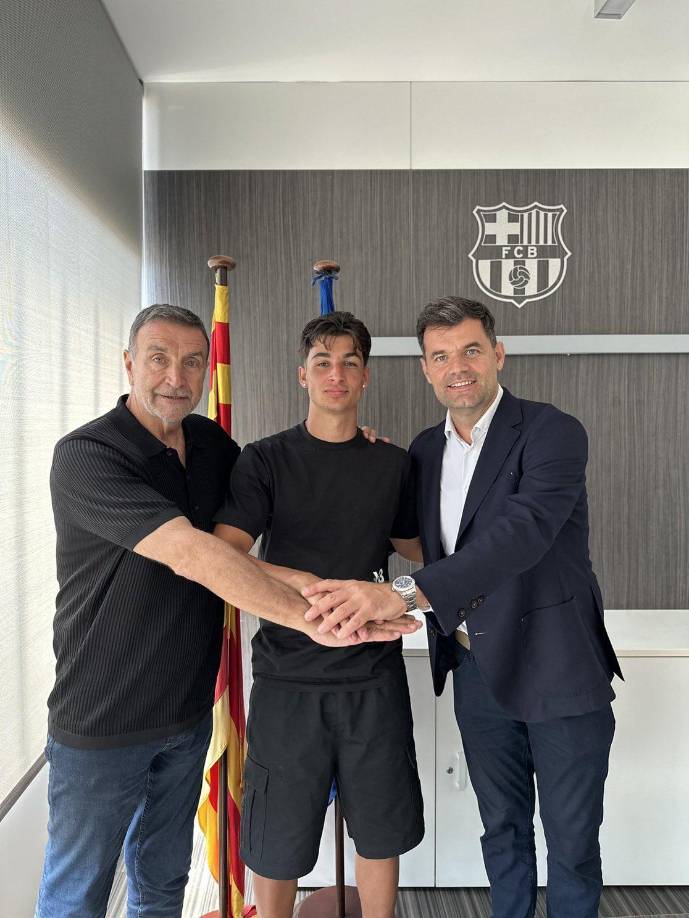 El Barcelona renueva a Guillermo Fernández. La joya de la Masía firma su primer contrato profesional que lo vinculará al club hasta el 2027.
