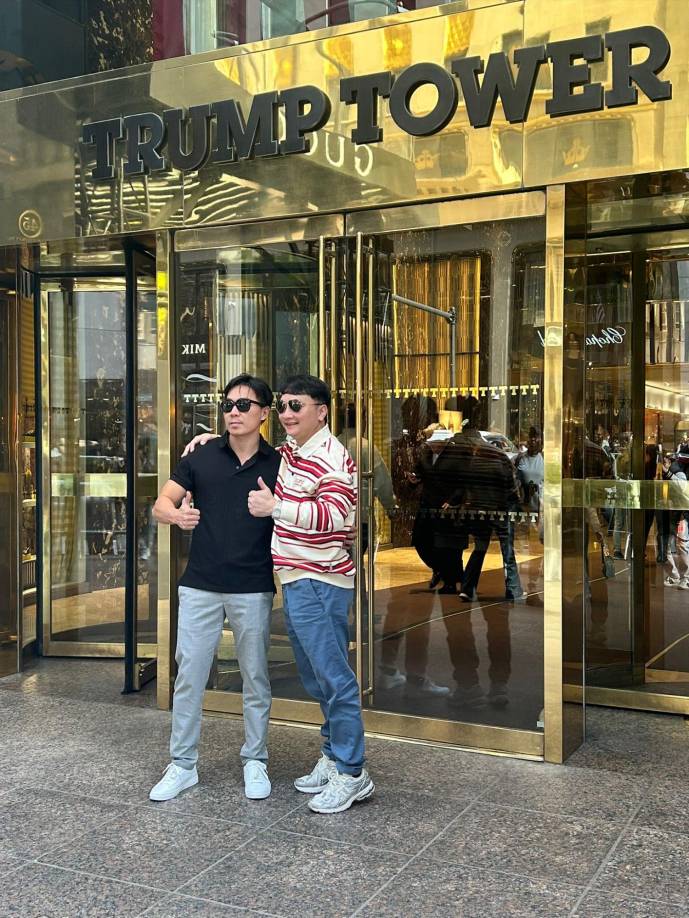 De la misma manera, algunos turistas se hicieron fotos frente a la fachada principal del edificio. 