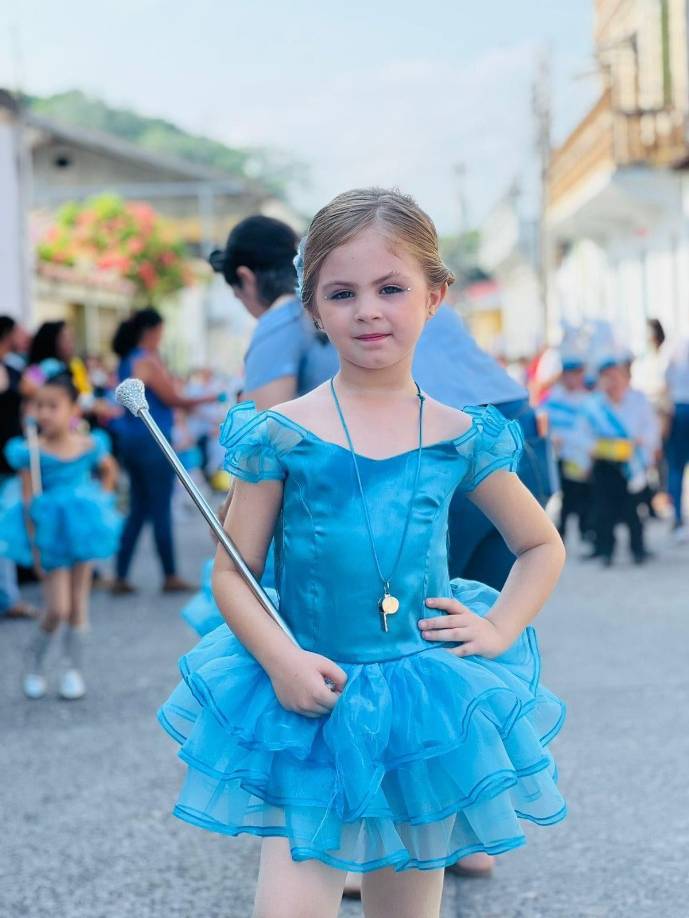  Los habitantes de las encantadoras Colinas quedaron cautivados por el magnetismo de la pequeña Alanita, que se convirtió en el centro de todas las miradas.
