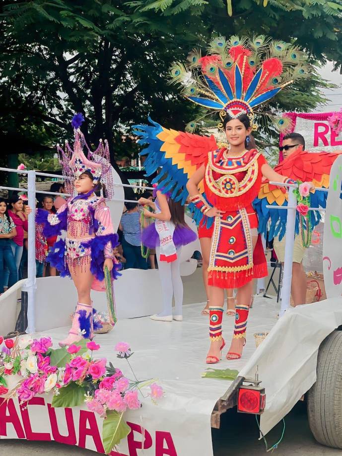 En el recorrido del desfile también acompañaron hermosas chicas representando la belleza de las mujeres de Santa Bárbara. 