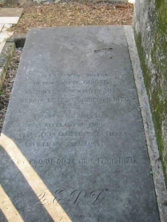 Si bien el cementerio general data de 1887, existía un sepulcro del 17 de diciembre de 1876 que daba fe de su antigüedad. Imagen de la tumba más antigua de la que se tenía registro, pues entre 2012-2013 fue dañada. <i>Fotografía proporcionada por el Archivo Histórico Municipal.</i>