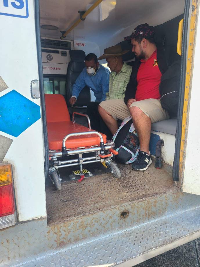 Don José de la Cruz Rivera Guevara (de 86 años de edad) fue atendido por los paramédicos del 911 tras salir enfermo de la aldea Toncontín luego trasladado en ambulancia al hospital. 