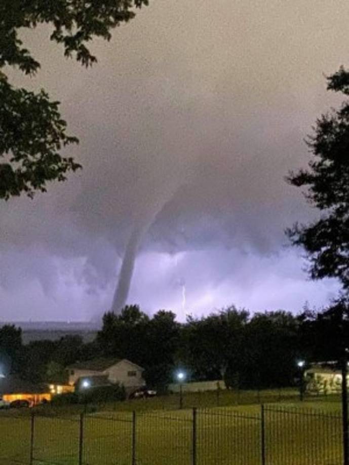 El Servicio Meteorológico Nacional informó que el tornado tocó tierra alrededor de las 9:30 p.m. de ayer cerca del Aeropuerto Love Field de Dallas.