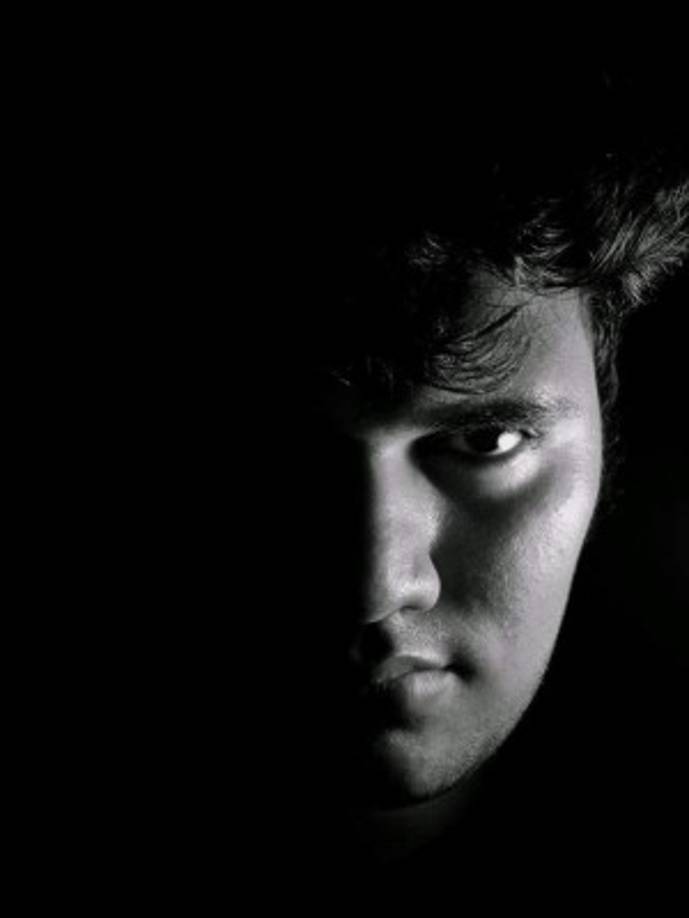 Movido por su necesidad, el joven se apostó frente a una conocida parada de buses en el barrio Medina Concepción y comenzó a vender almuerzos para las personas que circularon este lunes en San Pedro Sula.