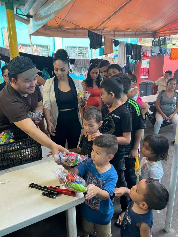 Pese a que ya no trabaja en el consulado, ha seguido realizando una gran labor en pro de los migrantes.