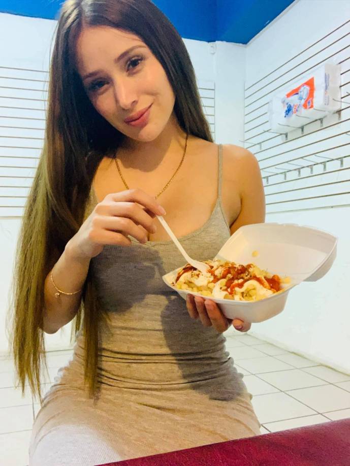 Los agentes de la Policía Federal hicieron el alto al autobús para bajar a los narcotraficantes quienes fueron revisados y esposados para ser trasladados al Ministerio Público. 