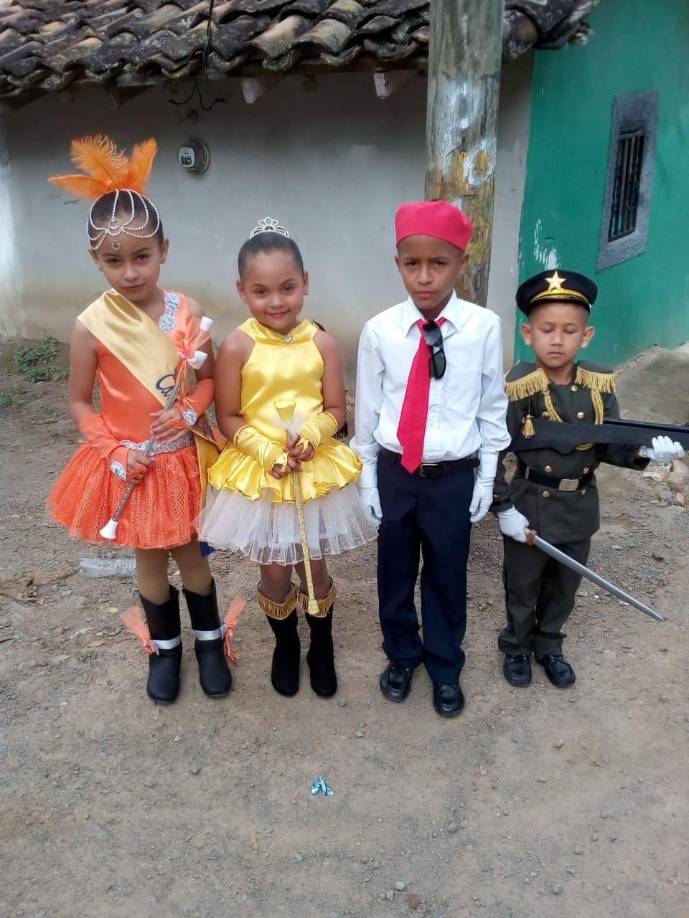 Qué decir de estos hermosos chiquitines, que con mucha alegría están listos para la celebración cívica. 