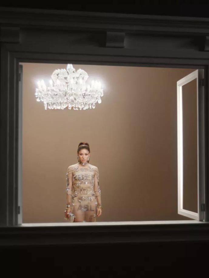 Su último éxito ha sido convertirse en imagen de la firma británica Burberry para su campaña festiva, titulada The Night Before. 