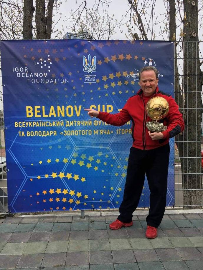 Belanov también llevó su Balón de Oro de 1986 a un hospital en la ciudad devastada por la guerra para mostrárselo a algunos de los militares heridos que reciben tratamiento allí.