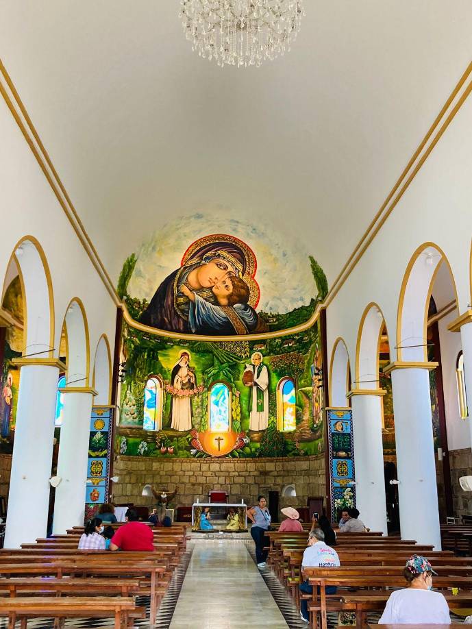 Este municipio montañoso en un 90% está a 1,100 metros sobre el nivel del mar, lo que garantiza un clima templado y frío, cuyas temperaturas promedio oscilan entre los 15 y 25 grados centígrados. Dulce Nombre cuenta con atractivos parajes y obras coloniales dignas de apreciar.