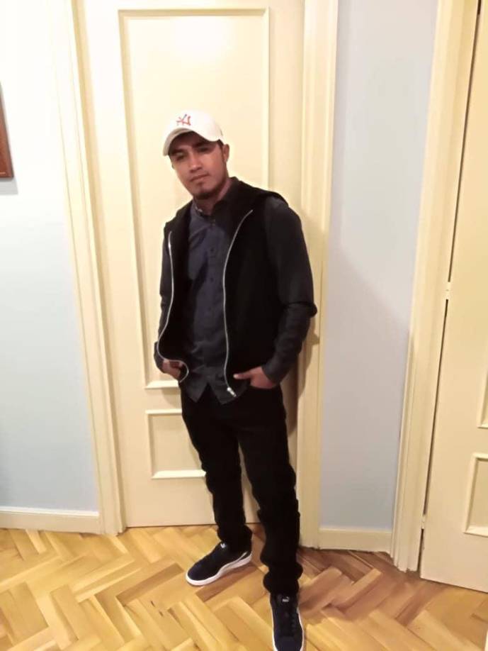 «Aquí no tiene familia y su madre vive en Honduras», explica este chico de origen dominicano. «Nos hemos puesto en contacto con su familia, pero tampoco saben nada. Estamos preocupados y no nos gustaría que porque él sea latinoamericano y no tenga novia ni familia aquí, no se le busque. Que no se olviden de él».