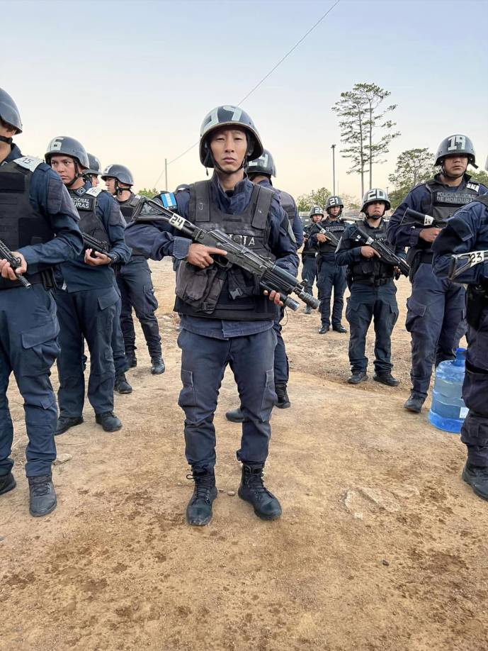 Fujiyama sorprendió a los hondureños al unirse a las fuerzas especiales de honduras Cobras.