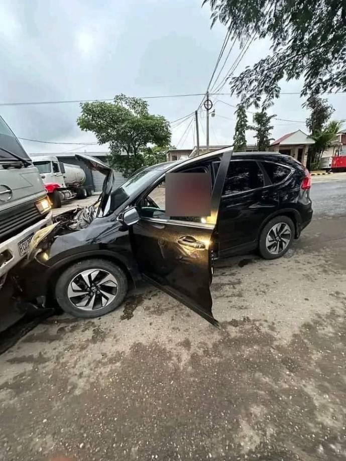 La camioneta se estrelló contra un camión.