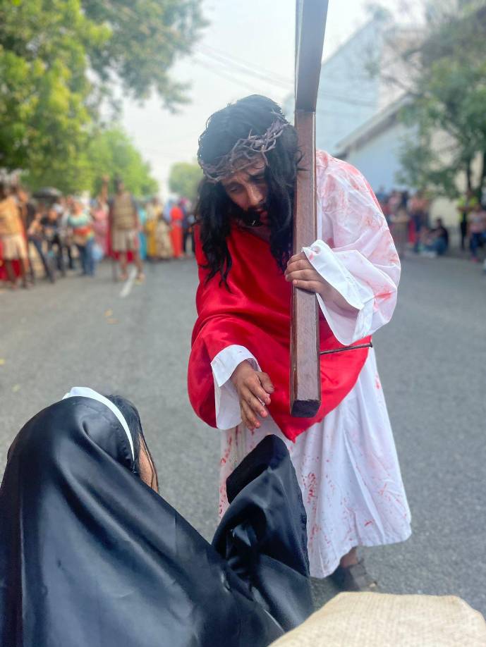El grupo Nazareno recreó toda la vía dolorosa de Jesús, incluidas las mujeres que lloraban por él mientras los soldados romanos le daban latigazos.