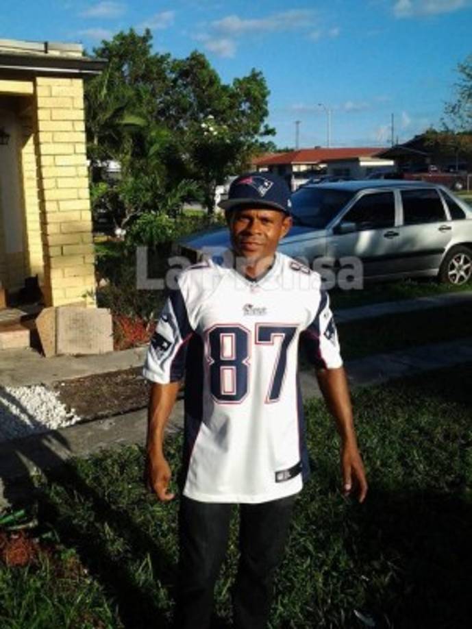 El detenido dice en español que el EI es 'fuerte' y le gusta como este grupo se enfrenta a Estados Unidos y sus países aliados y la idea de la 'guerra sagrada'.