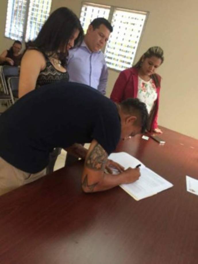 La boda del futbolista del Olimpia fue por lo civil.