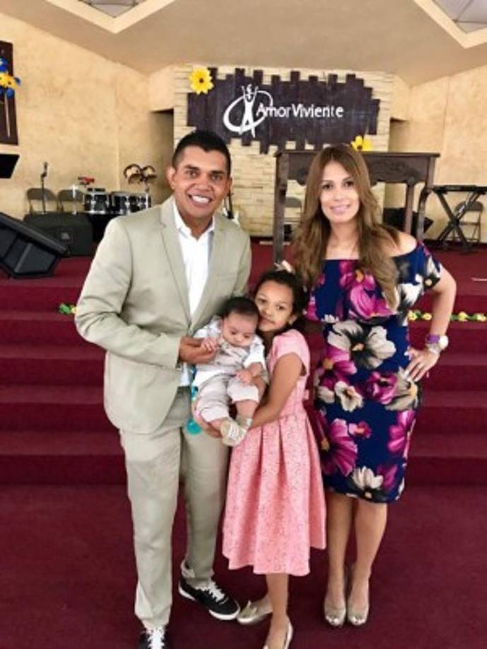 Lucia Aragón es la guapa esposa del exfutbolista hondureño Amado Guevara, quien ahora es el actual asistente técnico de la Selección Nacional. Tienen dos hijos.