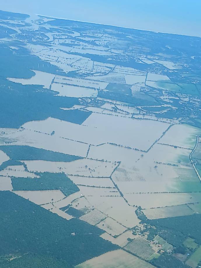La tormenta tropical Sara tras varios días azotando los departamentos de Atlántida, Colón, Gracias a Dios y Cortés desbordó varios ríos que provocaron severas inundaciones.