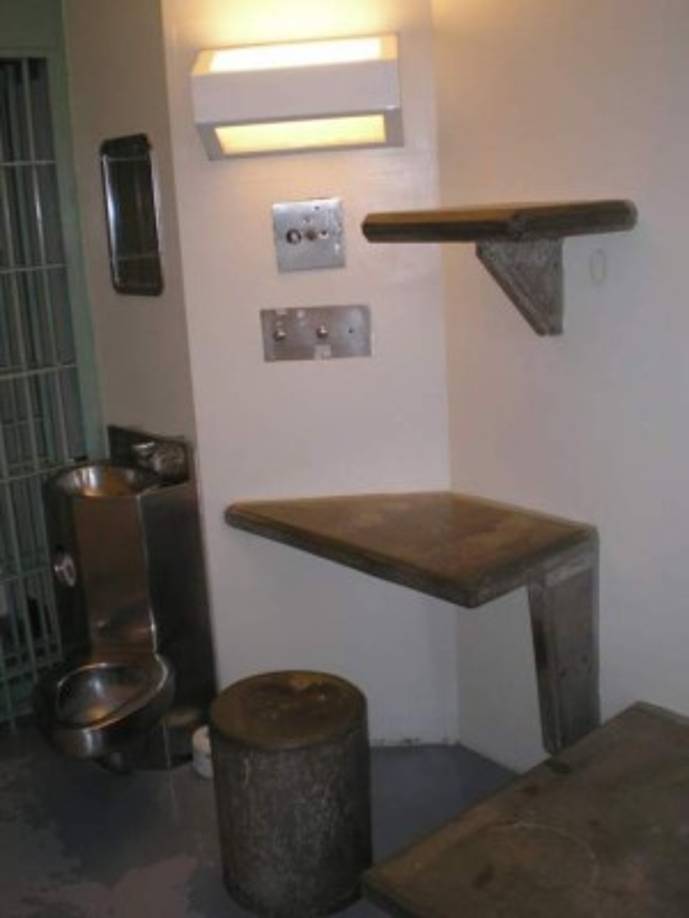 En 'Alcatraz de las Montañas Rocosas', la cama, el escritorio y el taburete están construidos de concreto. El inodoro y una ducha están dentro de la misma celda.