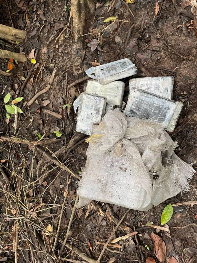 En este caso, agentes del Departamento Contra el Crimen Organizado de la ATIC, tras contar con la información coordinaron labores con la Fuerza Naval de Honduras y les proveyeron las coordenadas para la interceptación de la lancha.