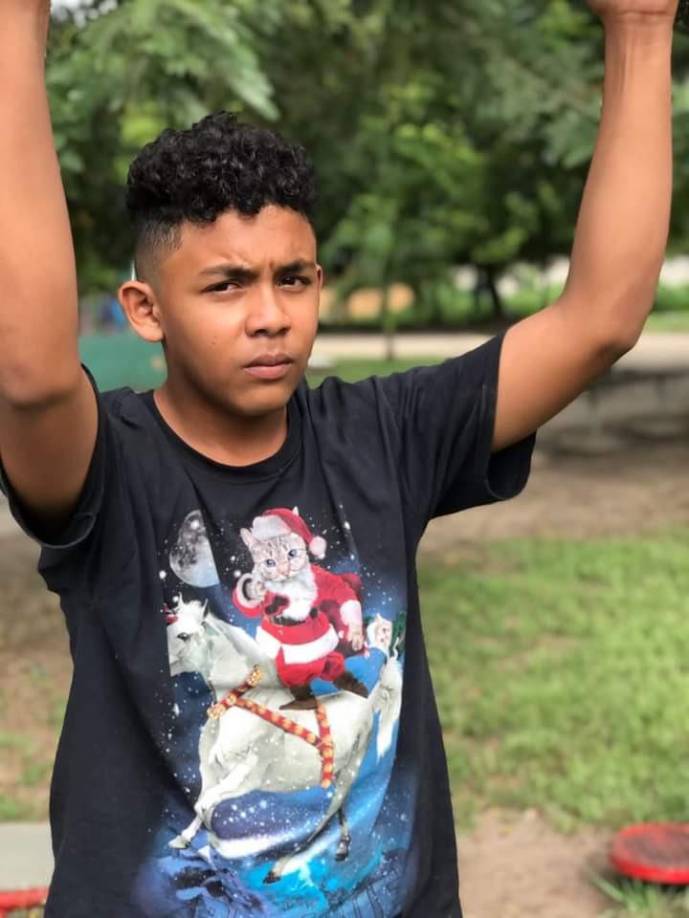 “Te amo por siempre, me enseñaste mucho. Le doy gracias a Dios porque viniste a mi vida pero también le pregunto porque te llevó tan pronto. Te extraño mucho, en realidad no me lo creo, me duele tanto no poder despedirte como un día nos prometimos. Me duele tanto todo esto que no sé si pueda. “Mi brujito” peleón te me fuiste”, continuó escribiendo.