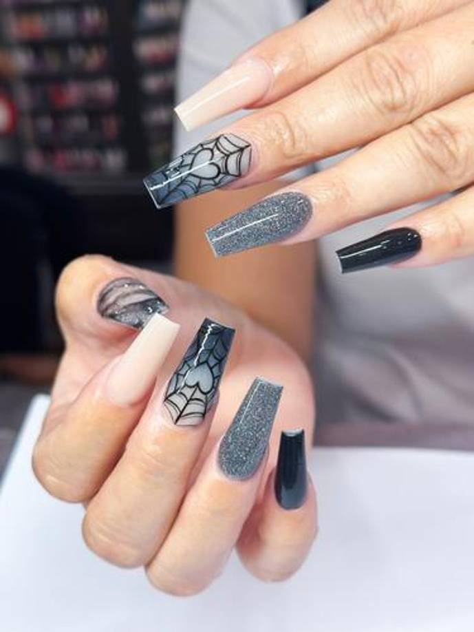 Las uñas completamente negras tienen un impacto visual fuerte, evocando misterio y sofisticación. Además, permiten múltiples acabados que pueden transformar completamente el aspecto. El acabado mate, por ejemplo, da una apariencia más discreta y minimalista, mientras que el brillo intenso aporta un toque de glamour.Algunas personas incluso optan por añadir detalles en tonos metálicos como dorado o plateado, para darle un giro más festivo y único a esta manicura o bien dotarla de personalidad.