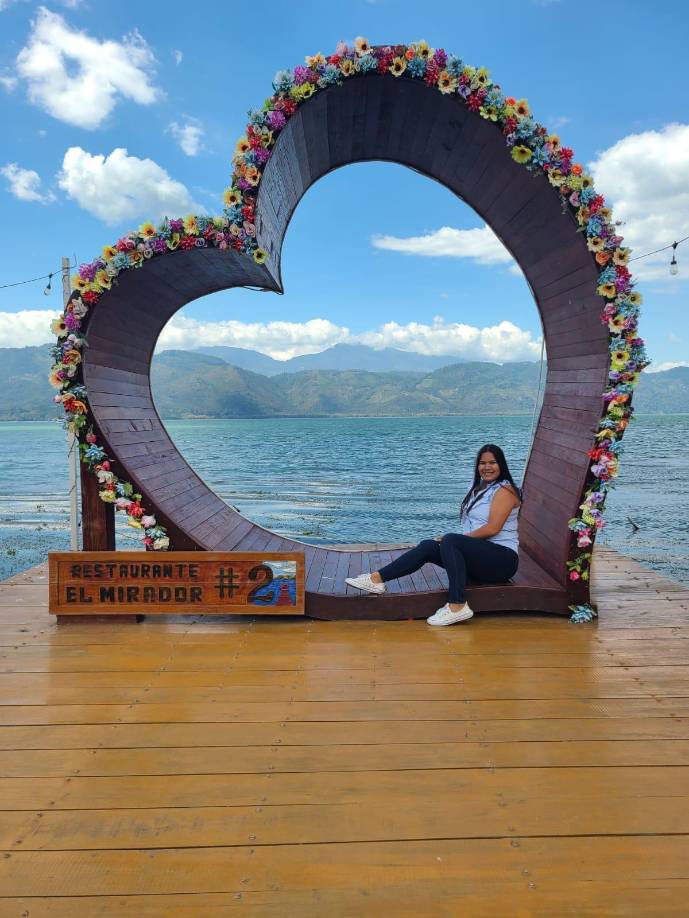 Castro M. Celica y su foto en uno de los restaurantes.