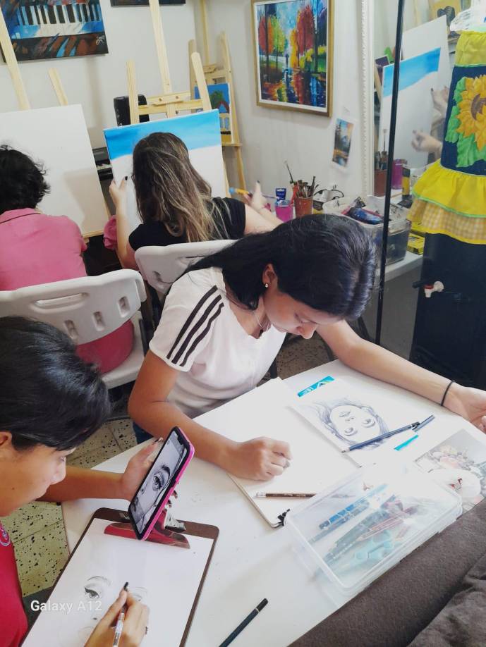 López contó que imparte clases a niños en su casa de habitación y también en el Centro Artístico Sampedrano, allí les dedica el tiempo para que aprendan las técnicas del dibujo y la pintura.