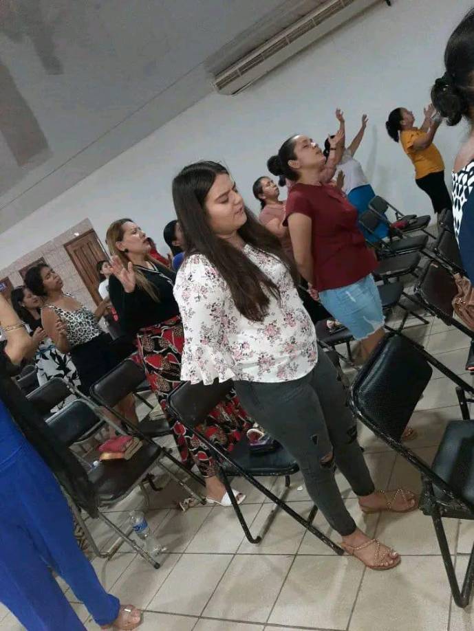 La joven era una devota miembro de una iglesia evangélica de la región. 