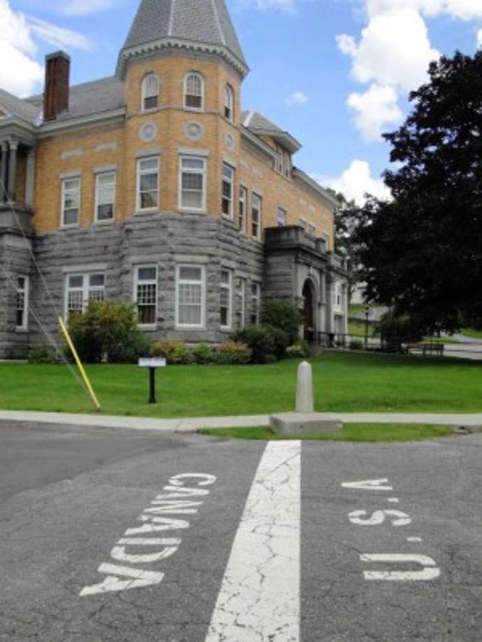 Sin embargo, la frontera norte de EUA es una biblioteca y no un muro. La Haskell Free Library se construyó intencionadamente justo en medio de la frontera entre ambos países. Así, las estanterías de los libros se encuentran en el lado canadiense mientras que la recepción está en el de Estados Unidos.