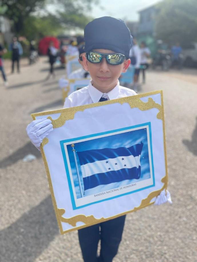 Este apuesto niño desfiló con la bandera nacional de Honduras, portando con orgullo las cinco estrellas que representan los cinco países centroamericanos.