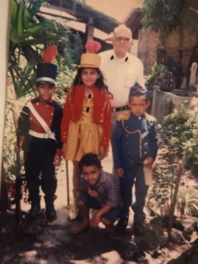 Es hija de una familia conservadora. Sus cuatro hermanos estudiaron en Danlí; sin embargo, ella se graduó de abogada. Actualmente es diputada.
