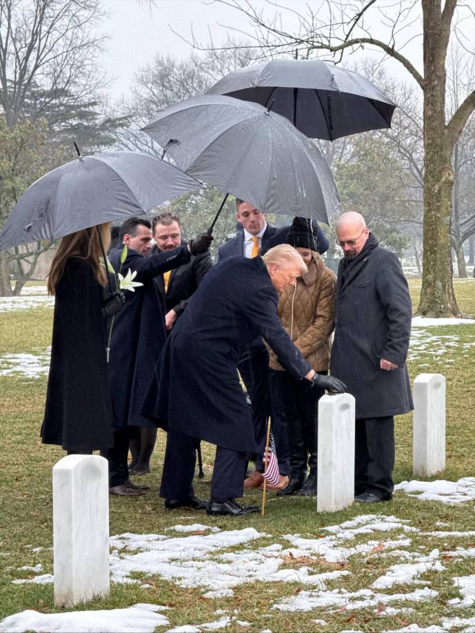 Trump inició su jornada este domingo con una ofrenda floral en el Cementerio Nacional de Arlington.