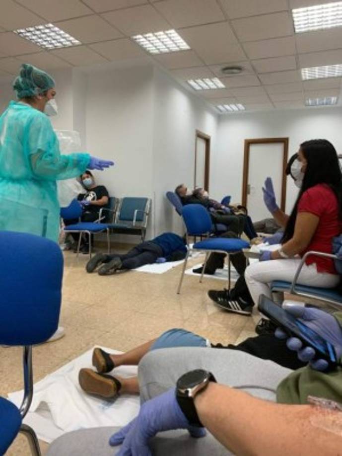 Con casi 40,000 contagios, los hospitales están desbordados y cientos de pacientes deben de esperar en el suelo por atención médica.