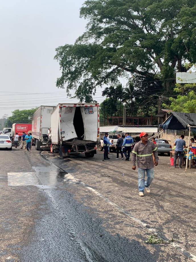 Hasta el lugar del accidente llegaron agentes de Vialidad y Transporte a investigar el accidente.